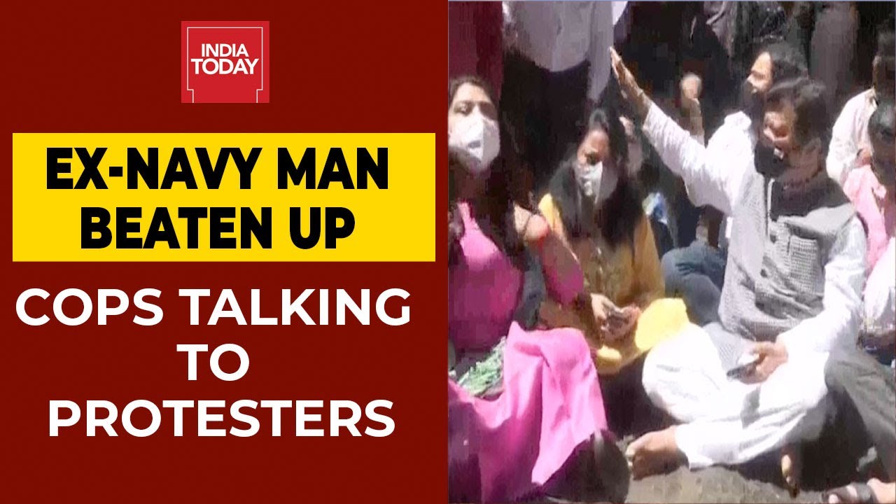 BJP Workers With Ex-Navy Veteran's Daughter Protest Against Shiv Sena, Cops Talking To Protesters