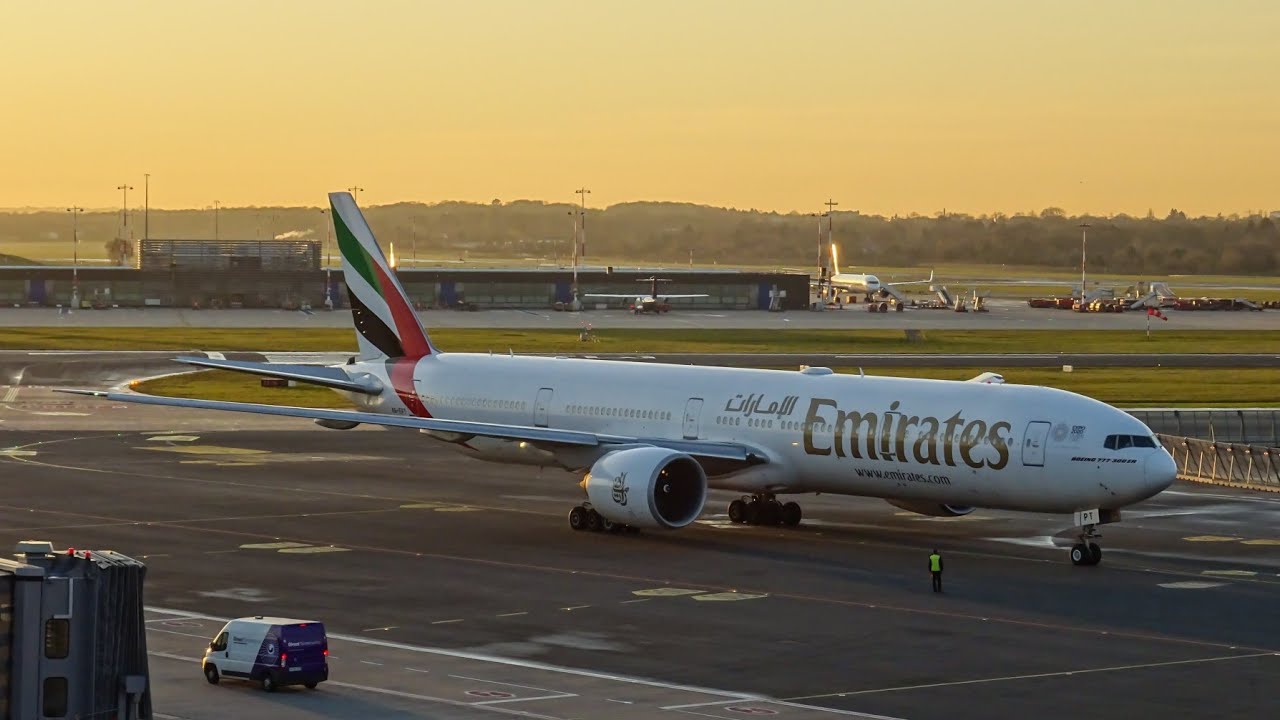 AMAZING sind Sound! GE-90 Startup, Emirates 777-300ER at Hamburg