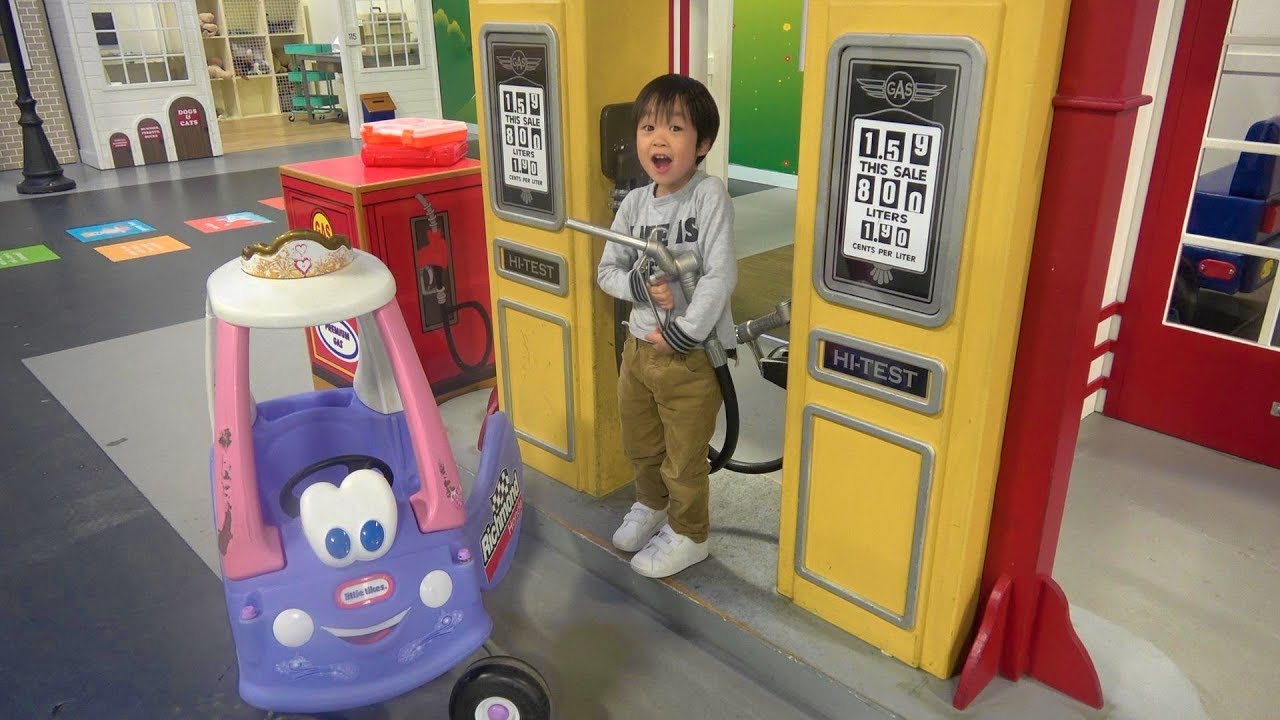 おでかけ カナダ 室内遊具であそぶよ！飛行機に乗ったりBBQをしたり！ レオスマイル
