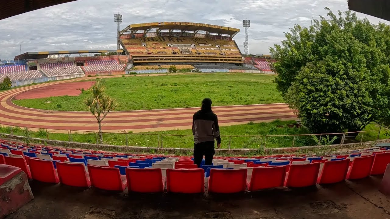 Infiltrating and exploring Brasil's LARGEST abandoned soccer STADIUM
