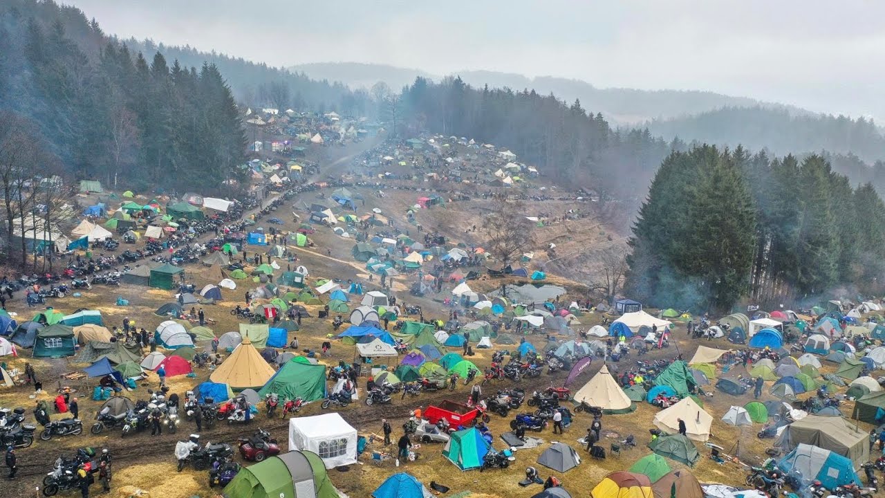 Elefantentreffen 2024! Das verrückteste Motorradtreffen versinkt in Regen, Matsch und Dosenbier!