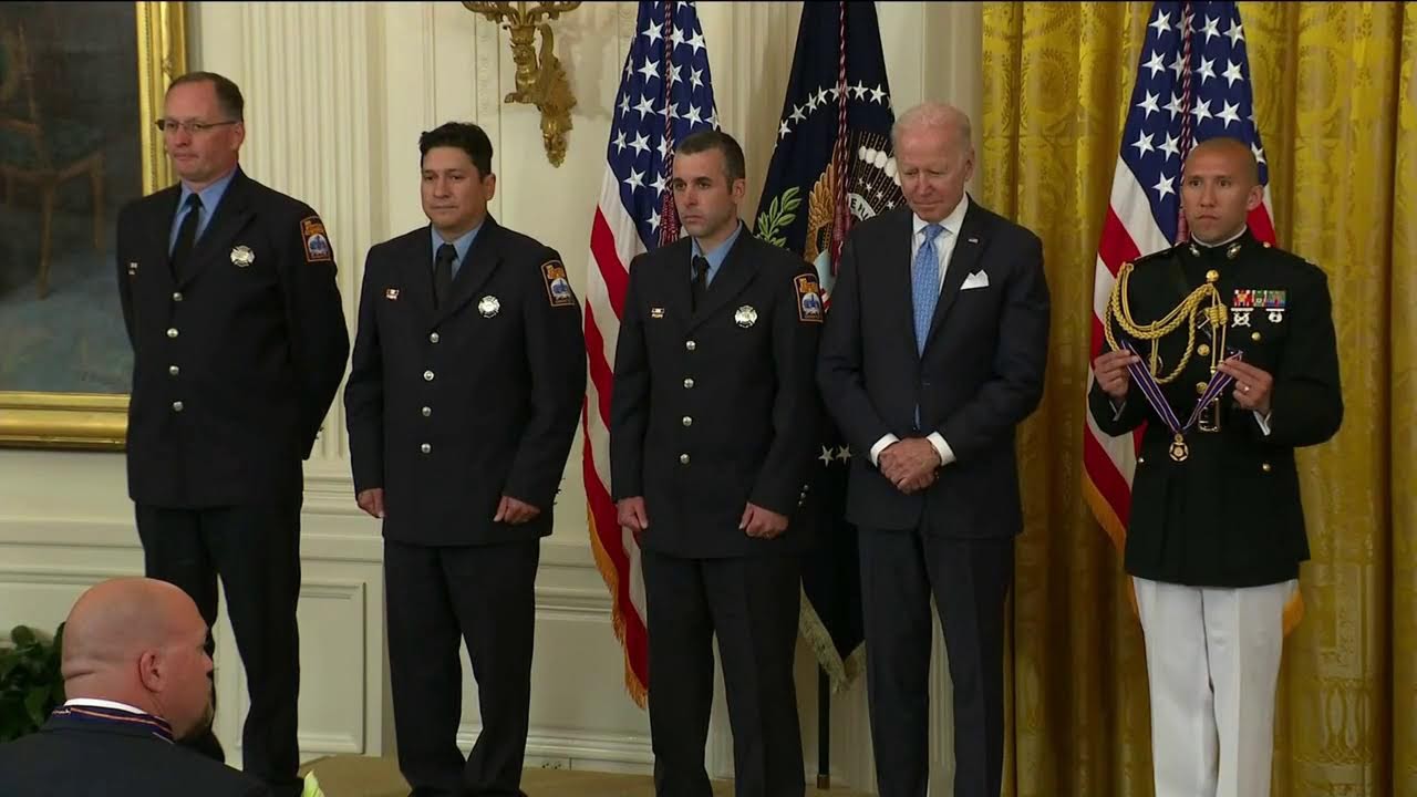 🎖Evento en la Casa Blanca: Biden concede las medallas de honor a oficiales de seguridad pública.