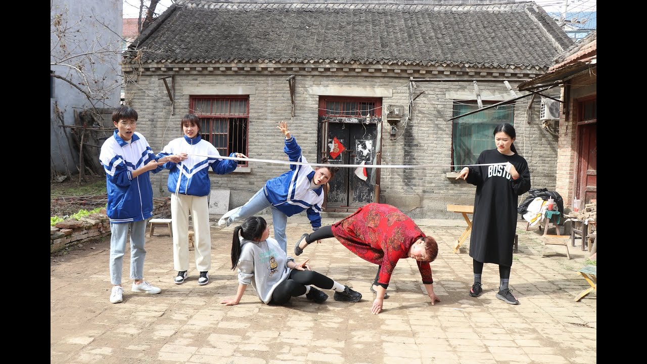 小夥伴們一起玩跳皮筋，充滿回憶的童年遊戲，你小時候玩過嗎？