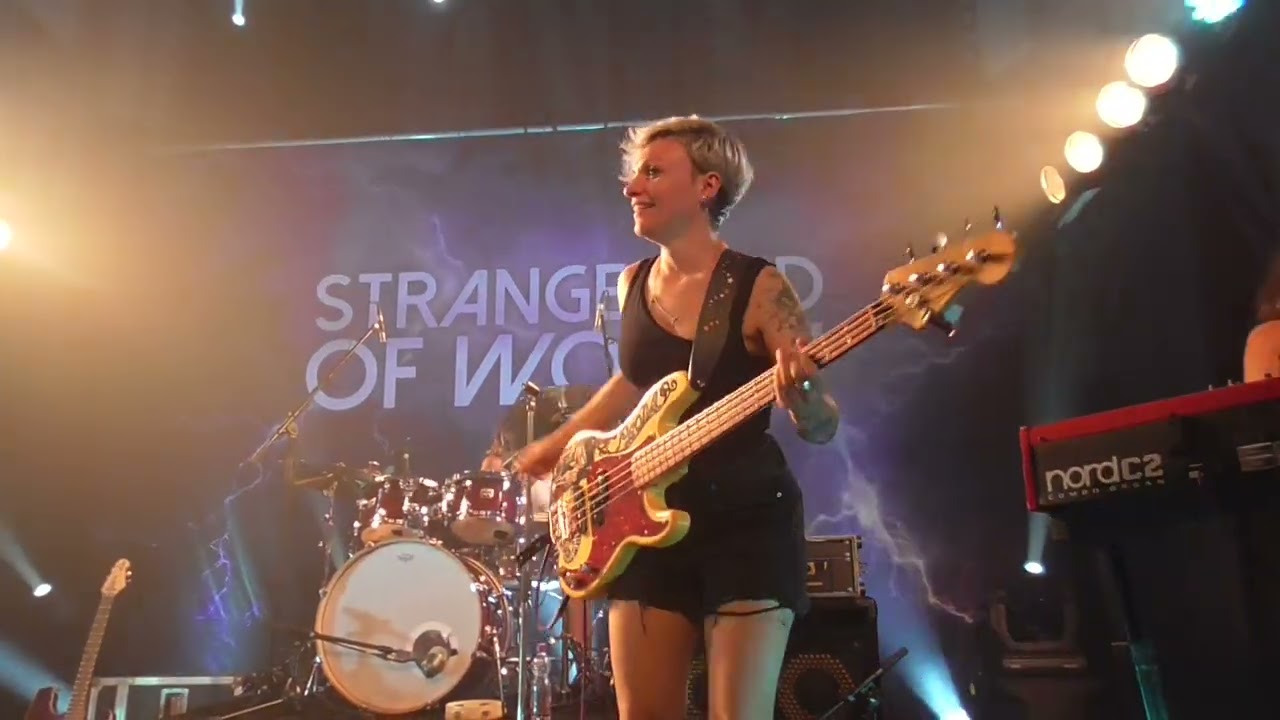 Strange kind of women - Smoke on the water (as you have never seen it before)