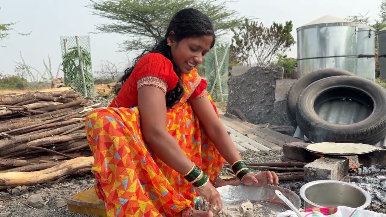 आज बघा मी सरपण आणलं भरपूर स्वयंपाक करायला ।चुलीवरच्या भाकरी खायला या ❤️#गावठीपुनम 