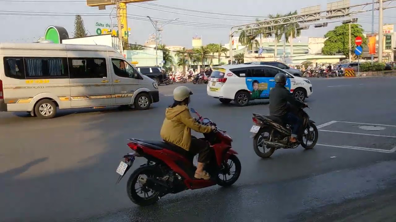 Giao Thông tại ngã 5 khu công nghiệp Tân Bình gần cầu Tham Lương.