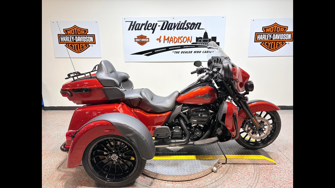 2025 FLHTCUTG Harley-Davidson® Tri Glide® Ultra Whiskey Fire  Vivid Black 854207D