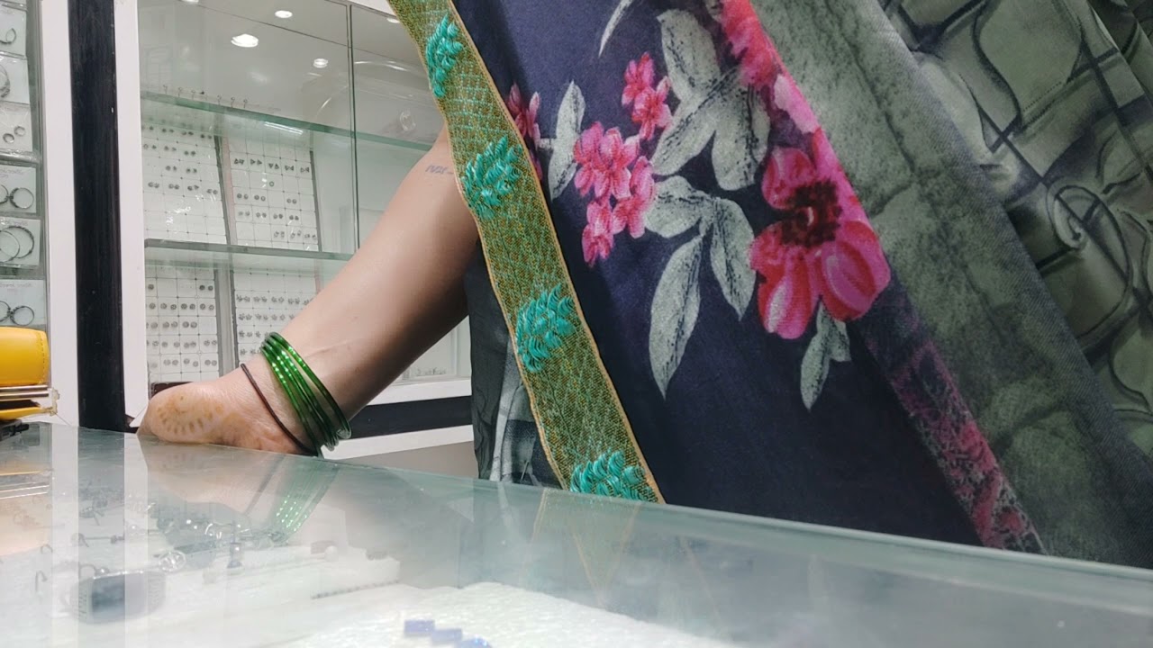 saree mai navel piercing😃