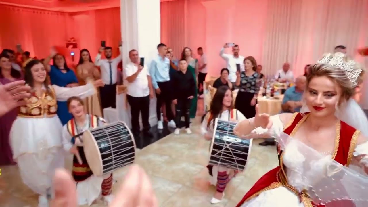 Dasma Dibrane - Motra dhe vellai i bëjnë surprizë ciftit në diten e tyre të veçantë
