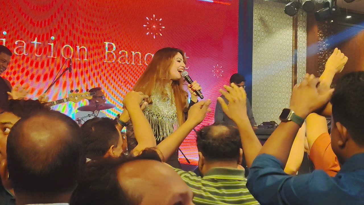 লাইভ বিনোদন। 