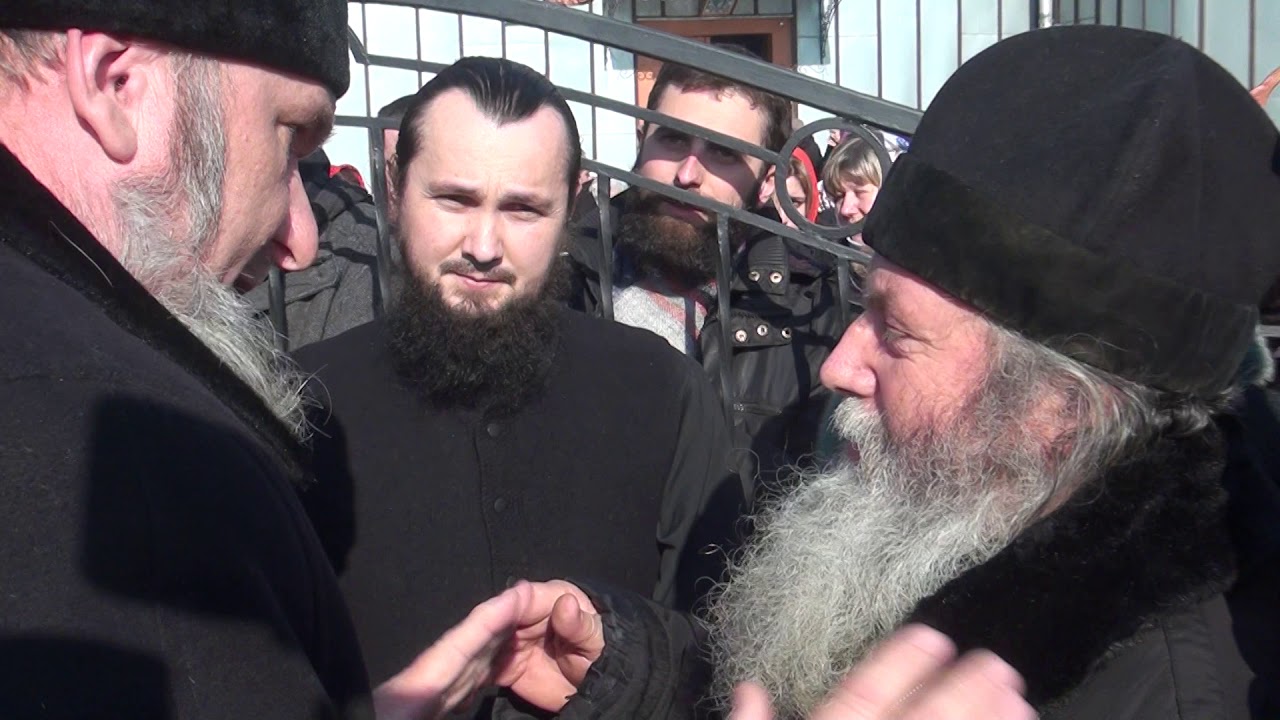До церкви Успіння Пресвятої Богородиці у Михальчі прийшов сторожинецький отець Петро