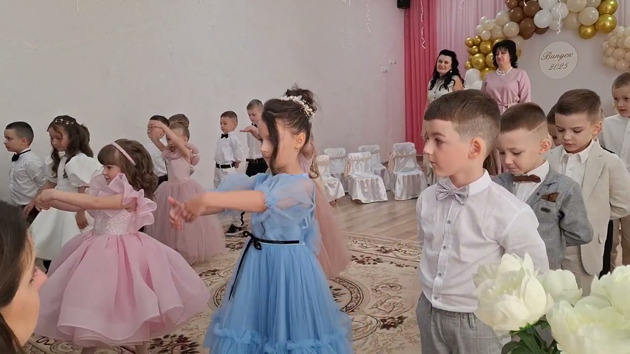 Вальс випускників  у садочку з вихователями 🫶🫶🫶