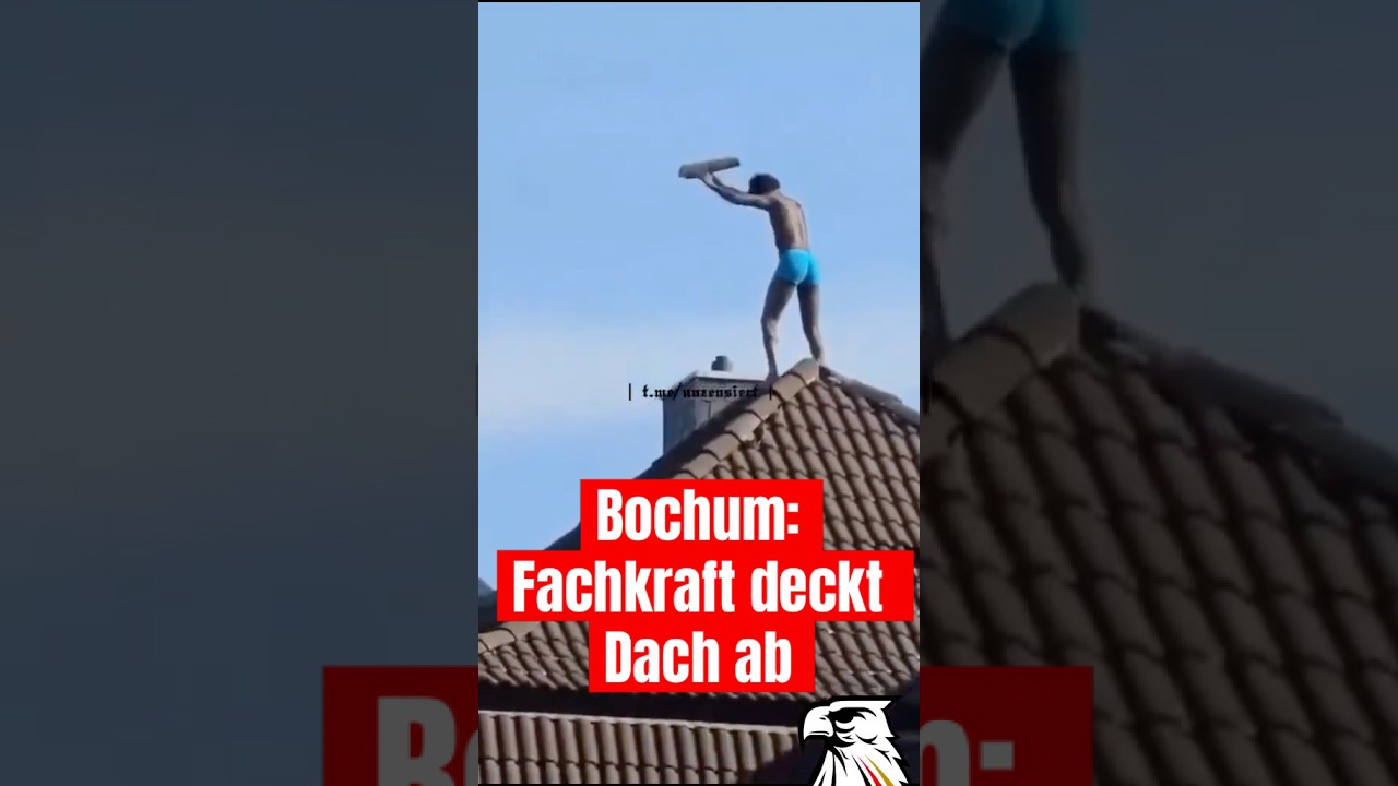 Bochum: Fachkraft deckt Dach ab