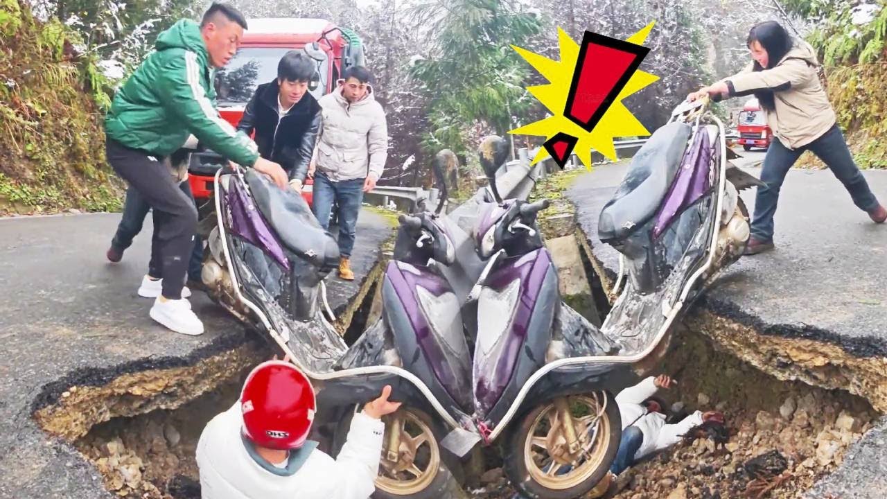 A man riding a motorcycle overturned, and a kind passerby helped him.#PositiveEnergy