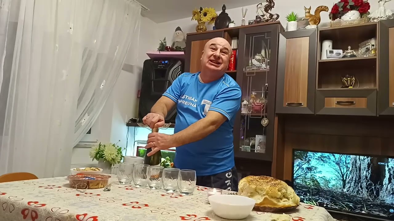 La turta lui Matteo,Cocolino vrea sa desfaca sampania,dar dopul  opune rezistenta😉👍😘