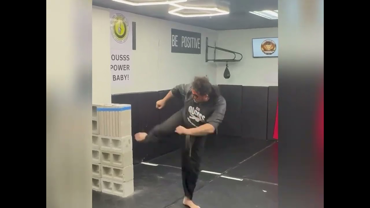 Сила удара ногой в боевых искусствах | Удар ногой сбоку в карате: разбивание бетона 