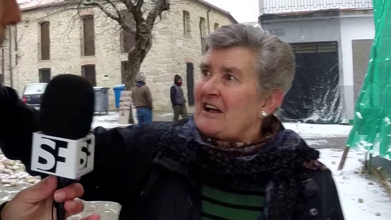 Jarramplas de Piornal [1]: Presentación desde la estatua y entrevista a la señora del año pasado