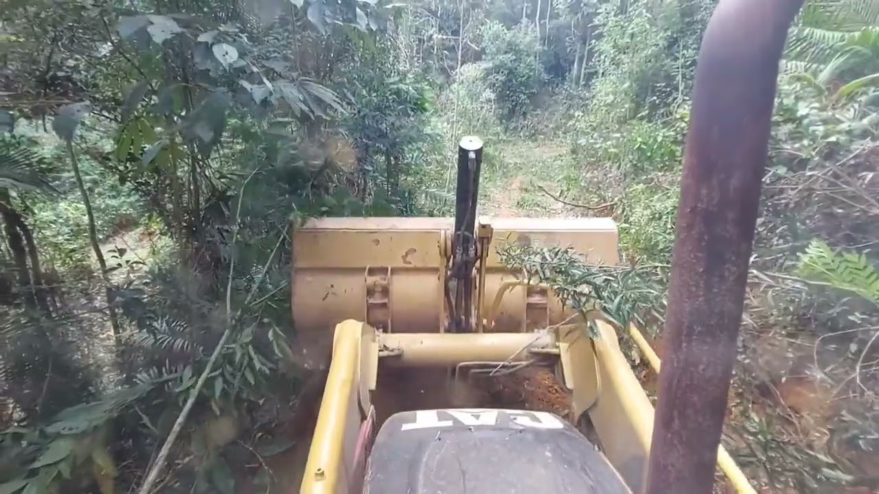 Retroescavadeira caterpillar 416e/ limpando estrada