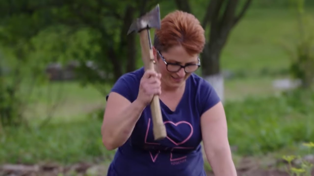 Tak kura zamienia się w obiad. Uczestniczki miały do wykonania koszmarne zadanie! [Piękne i Odważne]