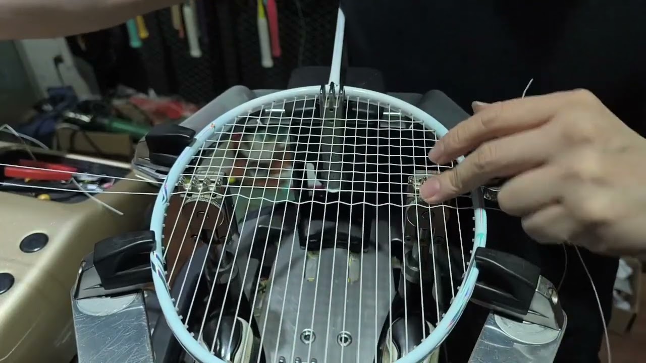KUMPOO VELURIYAM badminton racket restringing with LINING N69