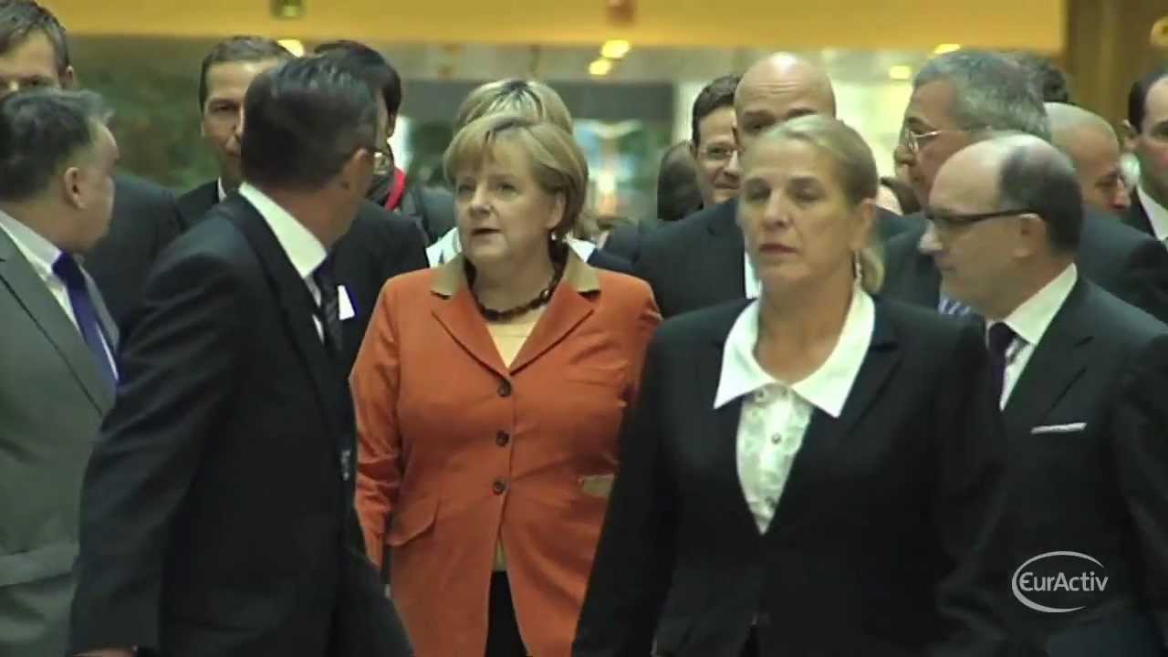 Merkel preaches federalism to MEPs, warns Britain against EU exit