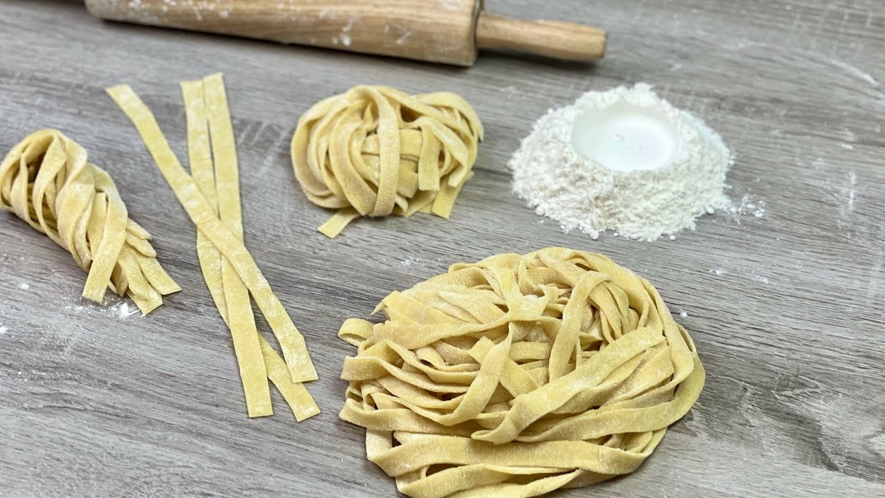 КАК СДЕЛАТЬ СВЕЖУЮ ДОМАШНУЮ ПАСТА БЕЗ МАШИНЫ 🍝 С СУБТИТРАМИ