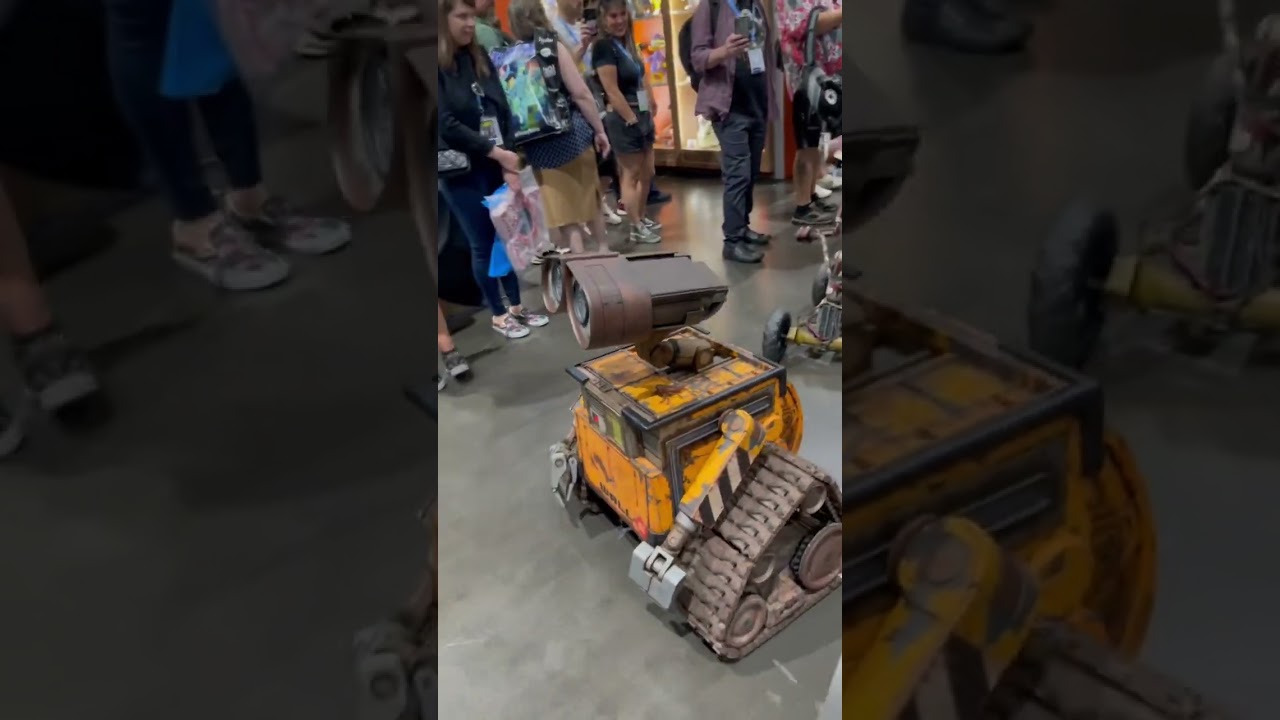 Real life Wall-E at Comic-Con | #shorts #disney #sdcc #disneyworld