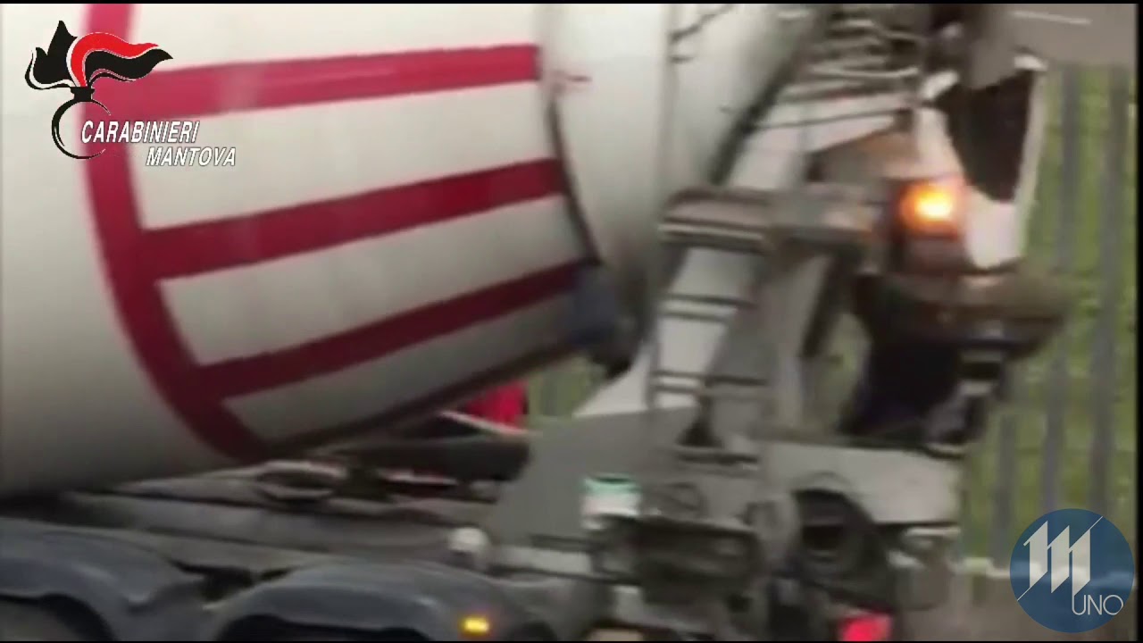 Castiglione delle Stiviere, armato d'ascia danneggia vetrine e auto e ferisce un passante: arrestato