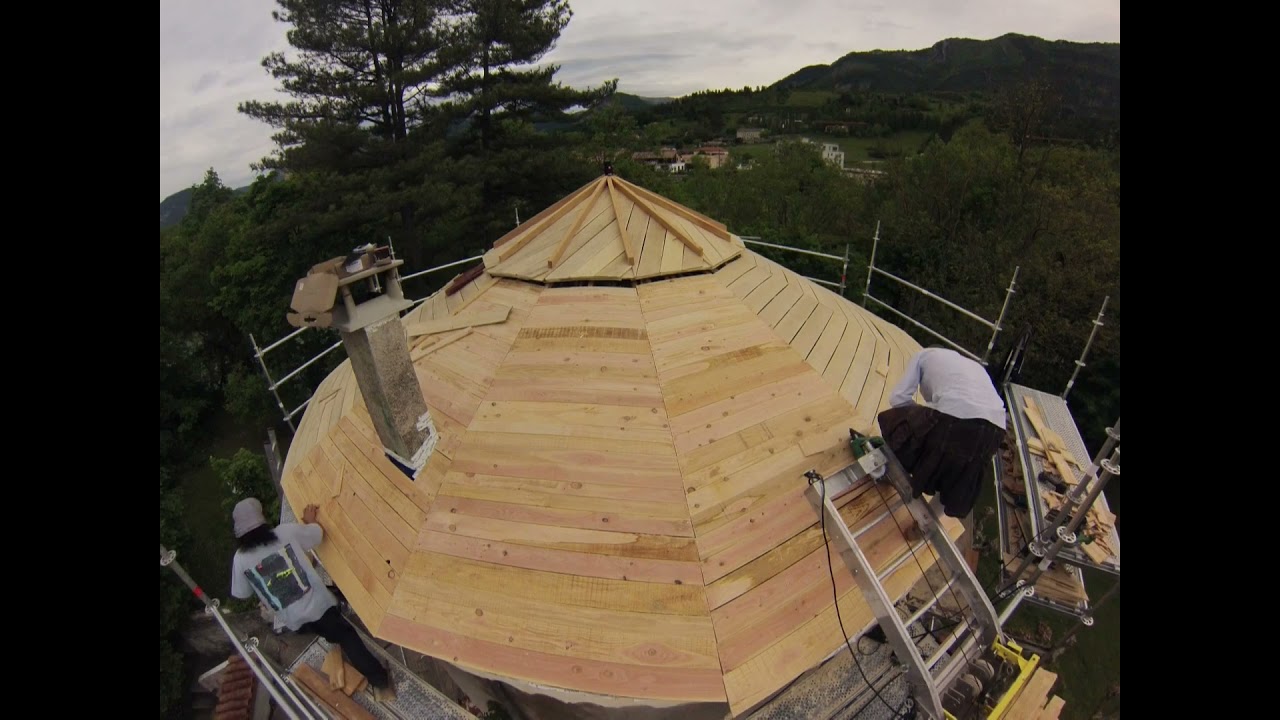 Rénovation de la toiture d'une tour.