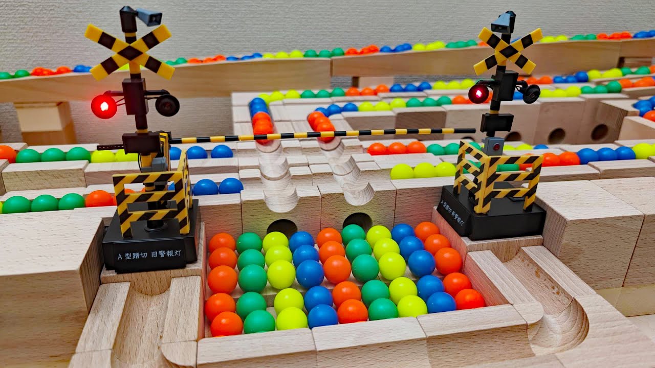 マーブルラン☆踏切を通過するビー玉＋透明パイプの「ししおどし」＋HABA＋キュボロ