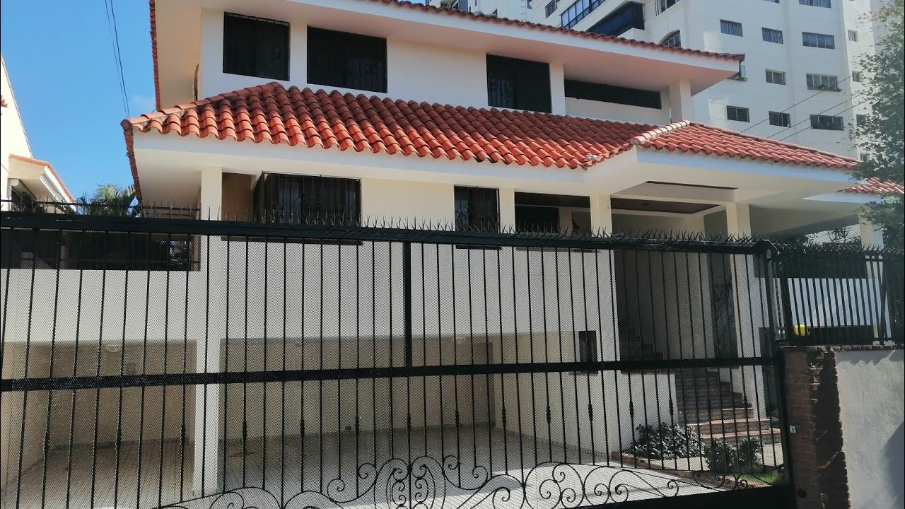 En venta Residencia en Los Cacicazgos. Al lado de la Avenida Anacaona. Dto Nacional. 809-974-2565