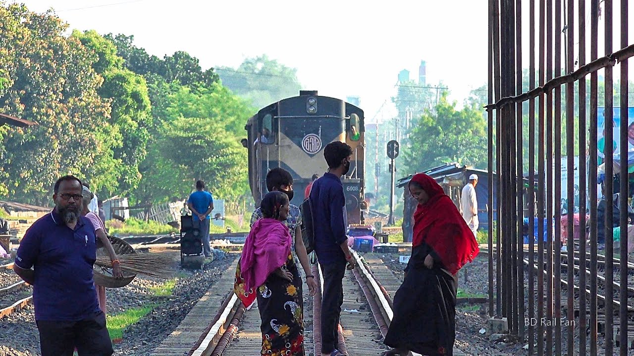 উত্তরা এক্সপ্রেস/Uttara Express Train (Parbatipur to Rajshahi) running at crowded Rail track
