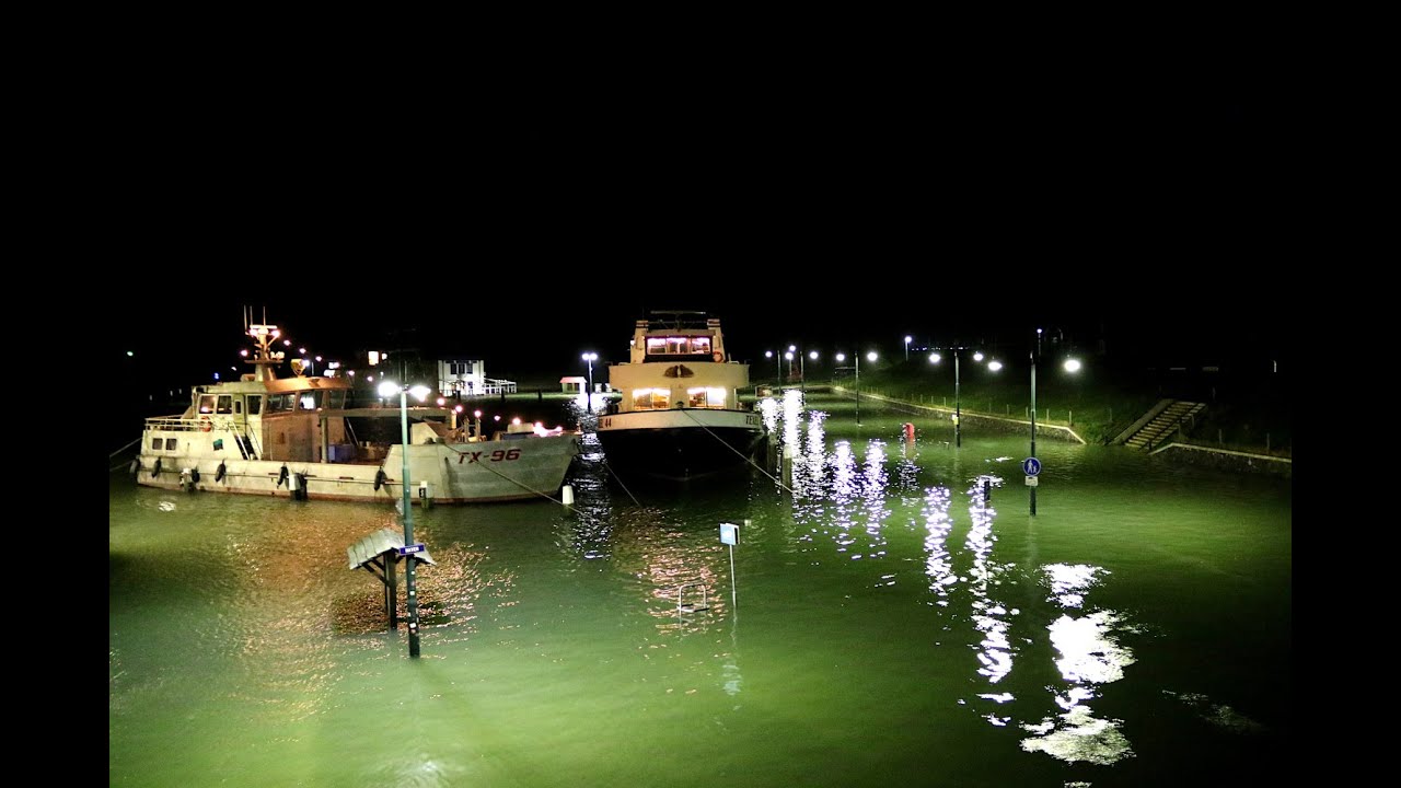 Extreem hoogwater in Oudeschild op Texel door storm Pia