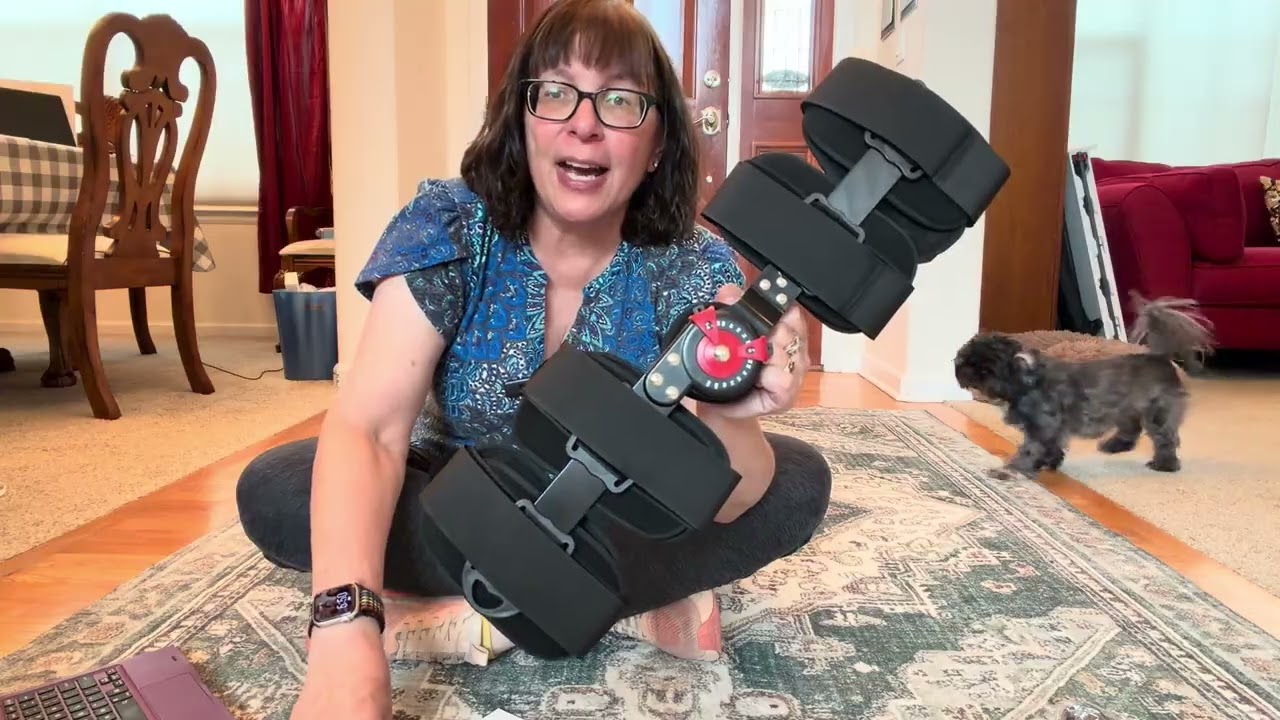 Hinged adjustable knee brace 