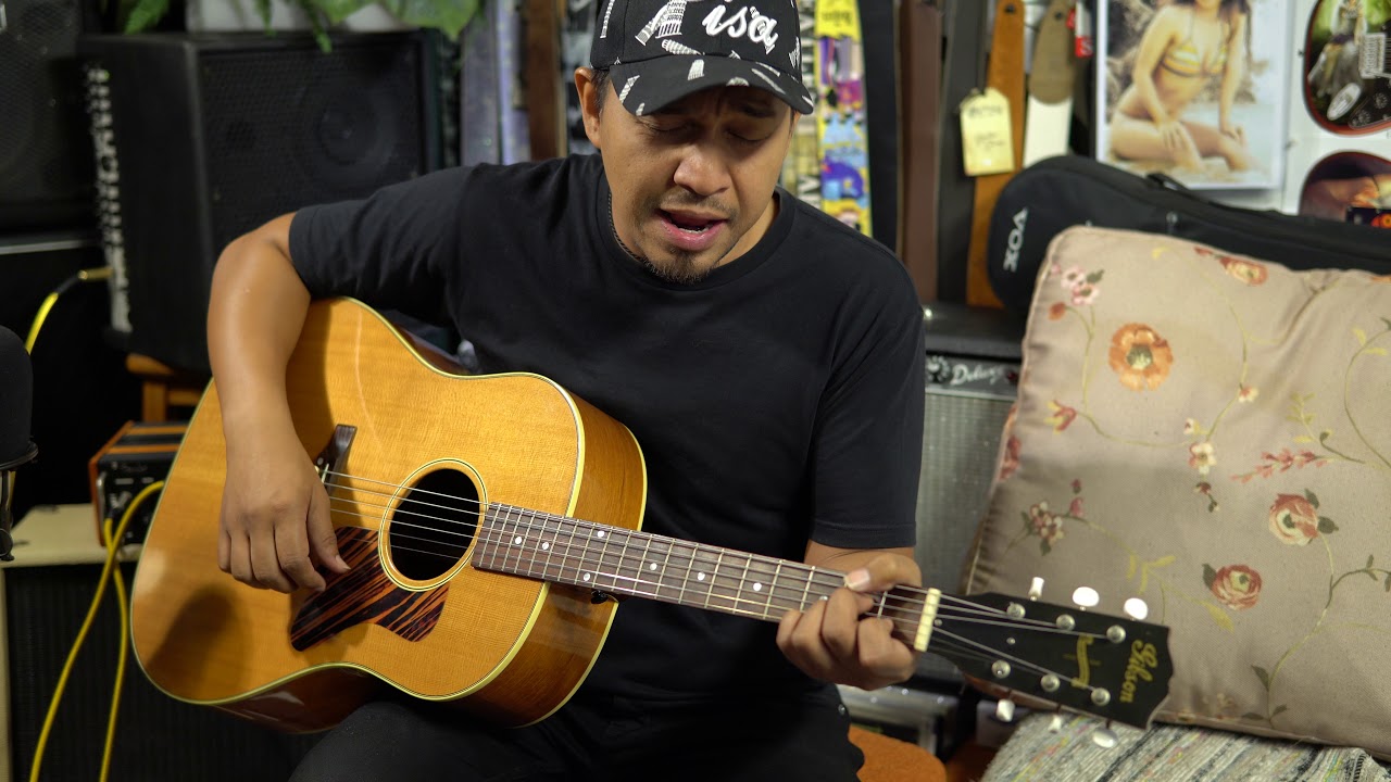 Gibson J-35, serial no. 12693055.