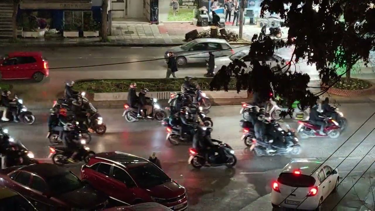 Η πορεία των φίλων του ΠΑΟΚ που συνοδεύουν τα επτά αδικοχαμένα παλικάρια 