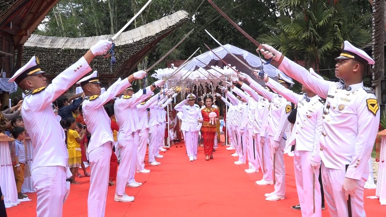 Pedang Pora Pernikahan Anak Laut Toraja