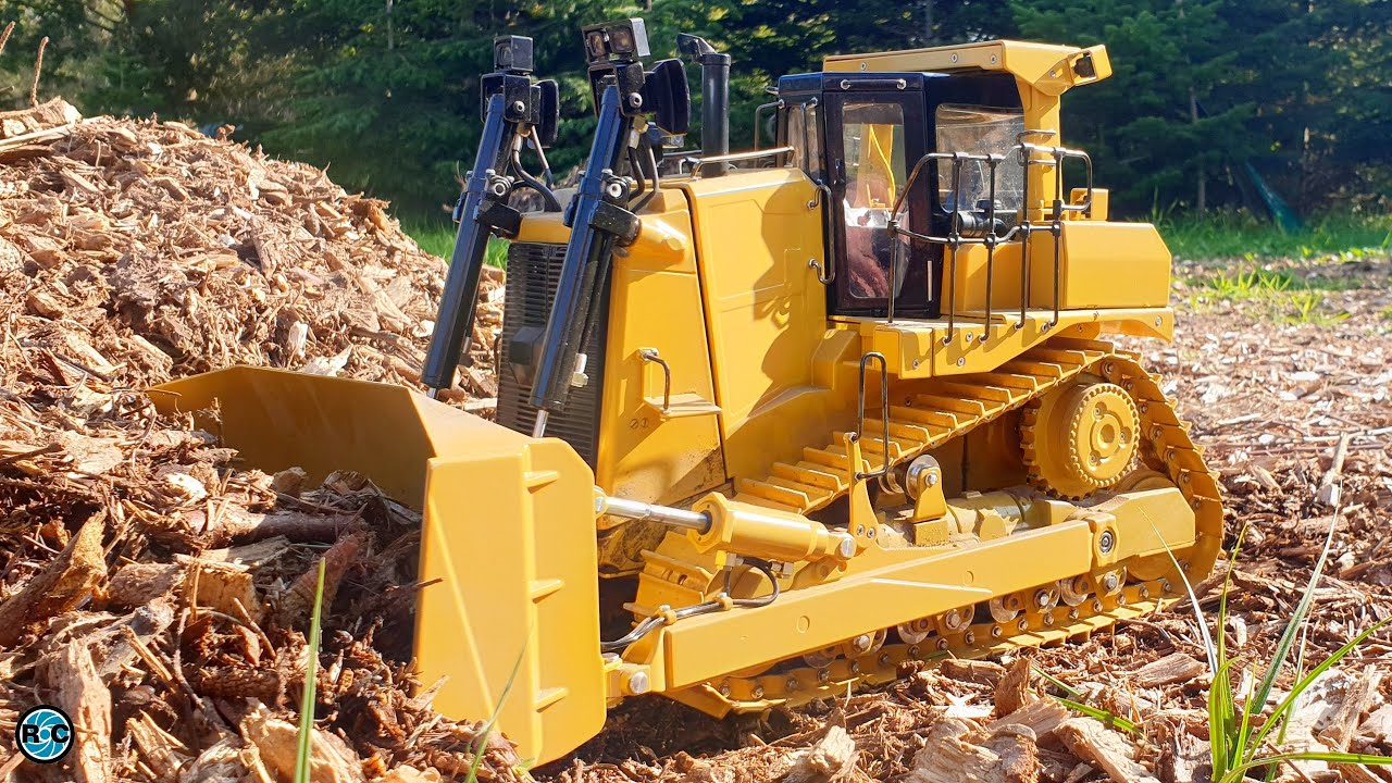 MEGA MACHINES AT HARD WORK - RC DOZER CAT D9T