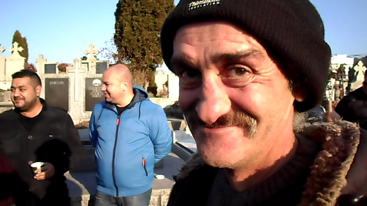 STIKU SI VANATU DIN CIMITIR