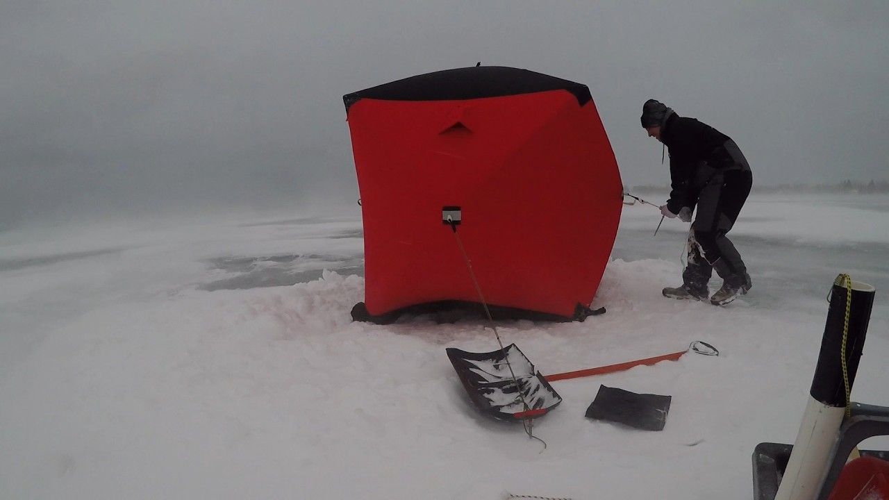 Подледная рыбалка во время зимней бури в Мичигане