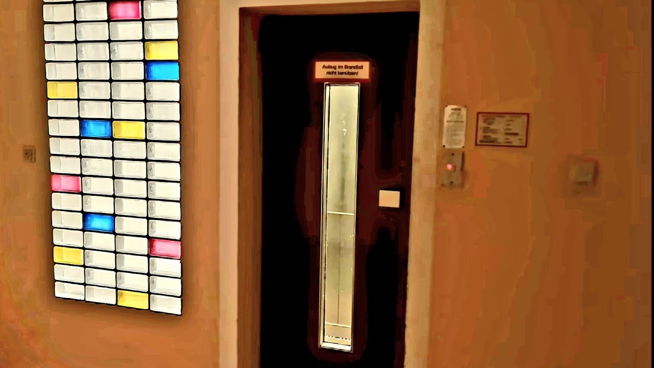 Alter Wertheim Aufzug in einem sehr noblen Gebäude (Old Wertheim lift in a verry posh building)