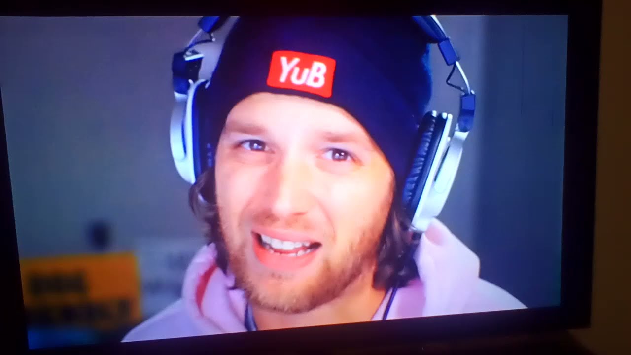 Reacting to YuB playing Run Jump Fail.
