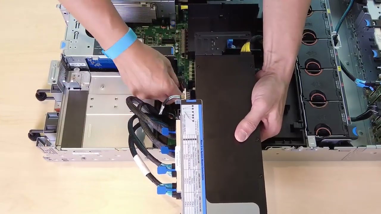 Lenovo ThinkSystem SR655 V3 removing a GPU adapter