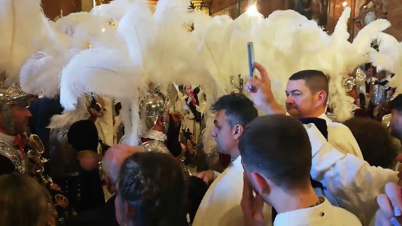 Armaos llegando a la basílica. Hdad. de la Macarena (2023). Sevilla