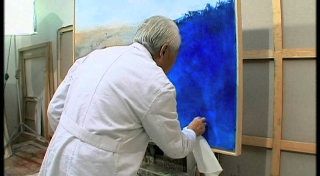 Zao Wou Ki  peint dans son atelier parisien