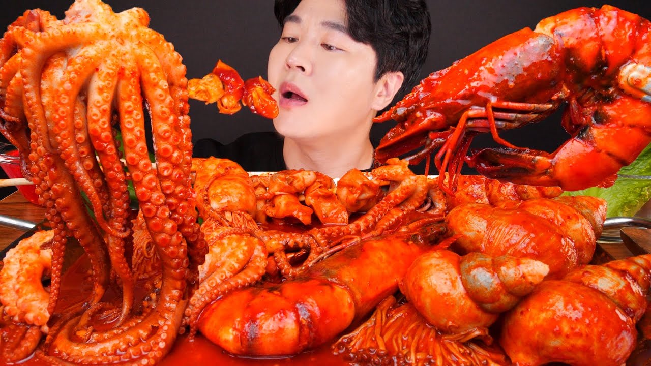 есть острые вареные морепродукты. осьминог, гигантские креветки, морские улитки, кальмары + грибы