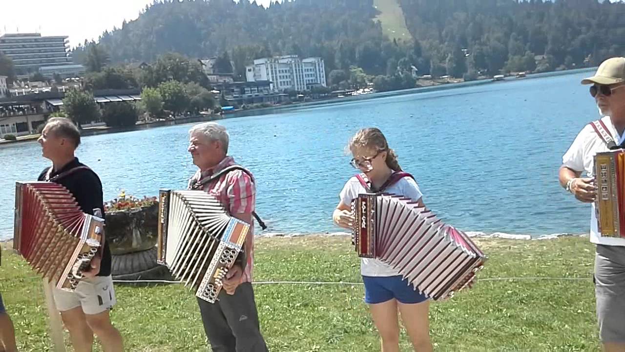 Otoček sredi jezera v izvedbi 400 harmonik, 2015