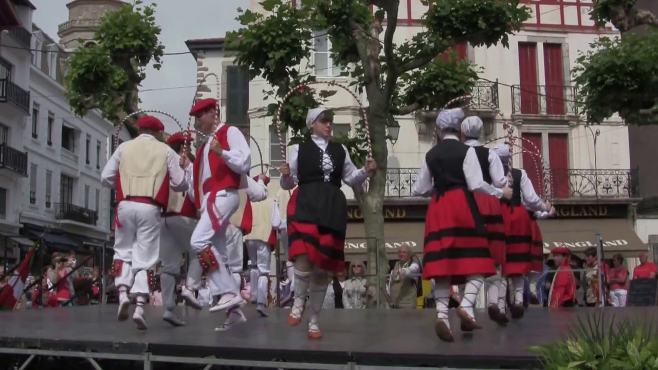 Danse traditionnelle des 7 provinces Basques - Arku dantza, danse des cerceaux