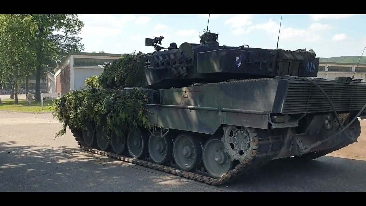 Tag der Bundeswehr 08.06.2024 in Augustdorf. Shuttlebus gegen Panzer  - Schwere Einheiten