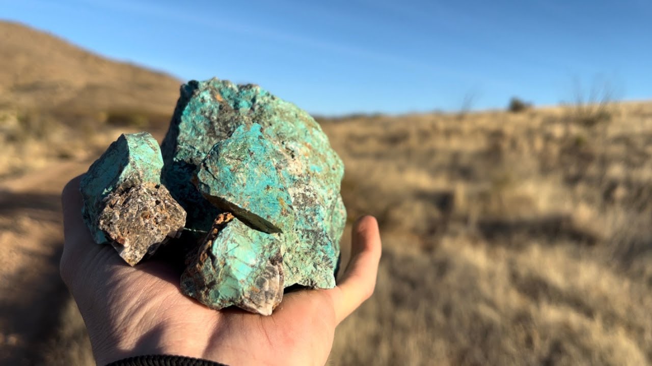 Хризоколла или бирюза? Поиск минералов в старой шахте в Нью-Мексико.